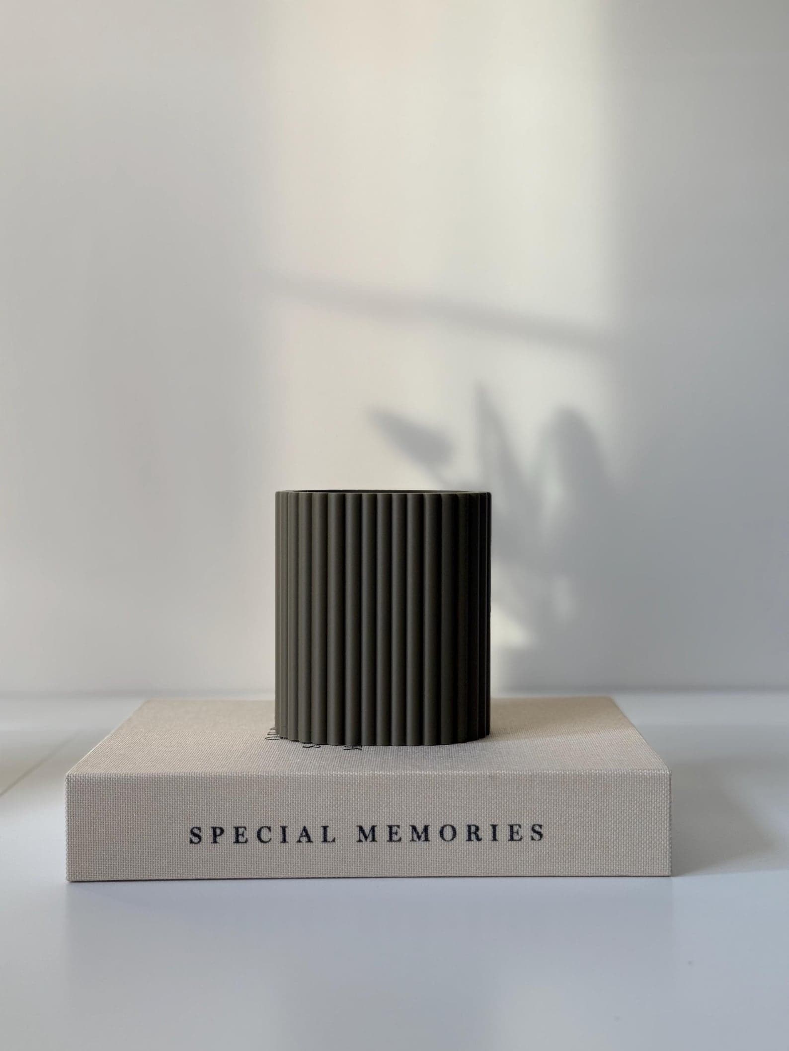 Still Arc ribbed pen holder